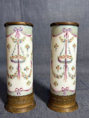 deux vases décorés de fleurs