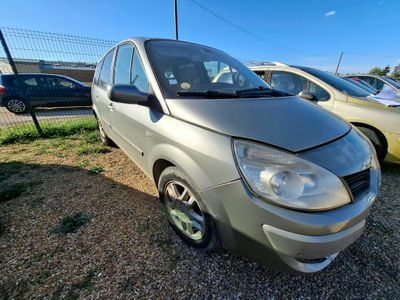 une voiture argentée garée sur un parking, avec d'autres voitures en arrière-plan