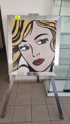 un tableau représentant une femme, exposé sur un socle dans un magasin
