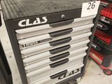 une pile d'outils posée sur un chariot dans un garage