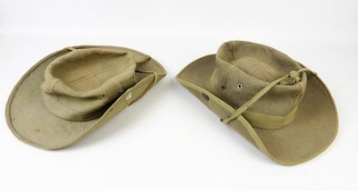 deux chapeaux ornés de nœuds sont posés sur une surface blanche