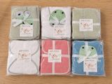 six couvertures pour bébé sont emballées dans des sacs en plastique sur une table