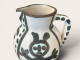 un petit vase orné d'un motif noir et blanc