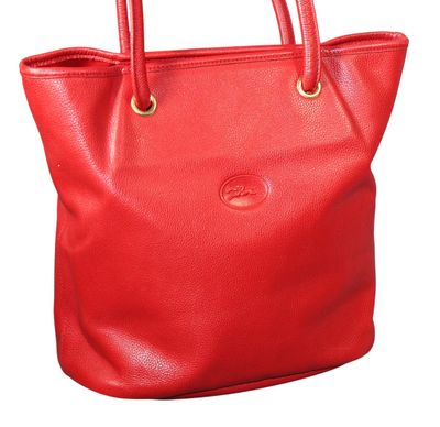 un sac cabas en cuir rouge sur fond blanc