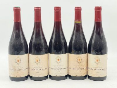 quatre bouteilles de vin sont alignées sur une surface blanche