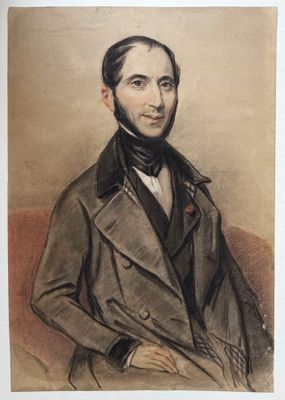 portrait d'un homme en costume-cravate, assis sur une chaise