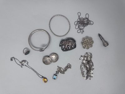 beaucoup de bijoux en argent sur une surface blanche