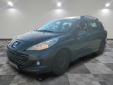 la photo d'une voiture bleue garée dans un garage