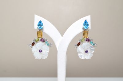 Une paire de boucles d'oreilles "tuti fruti" en argent, sert…