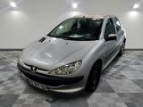 la photo d'une voiture argentée garée dans un garage