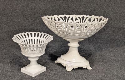 deux vases blancs posés l'un à côté de l'autre sur une table