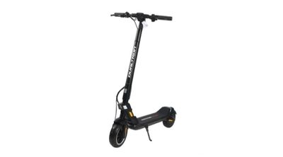 gros plan d'un scooter sur fond blanc