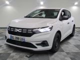 la voiture blanche est garée sur un sol en damier dans le garage