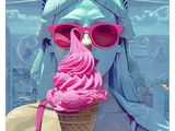 La statue de la Liberté tient un cornet de glace devant son visage.