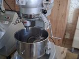 une photo d'un mixeur posé sur une table dans une cuisine