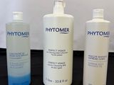 trois flacons de Phytomer sont posés sur une table