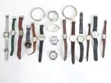 de nombreuses montres posées sur une surface blanche