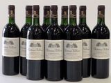 six bouteilles de vin sont alignées sur une table