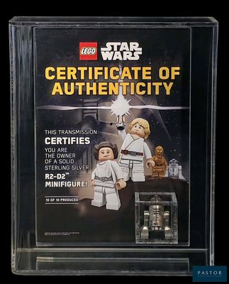 un certificat d'authenticité Lego Star Wars présenté dans une vitrine