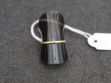 un petit objet noir auquel est attachée une étiquette