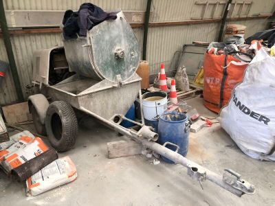 une image d'un homme travaillant sur une machine dans un garage
