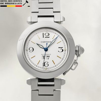 une image montrant un gros plan d'une montre-bracelet au cadran blanc