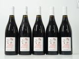 six bouteilles de vin sont alignées sur une table