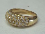 bague en or jaune sertie de diamants blancs sur un fond blanc