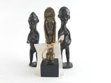 deux figurines représentant un homme et une femme avec un chat