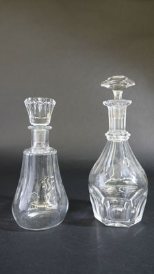 deux vases en verre transparent posés l'un à côté de l'autre sur une table
