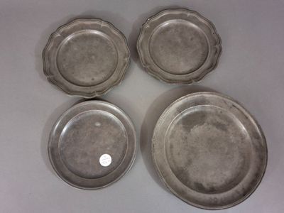 quatre assiettes plaquées argent sur un fond blanc orné d'un point blanc
