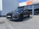 une voiture grise garée devant un bâtiment devant un bâtiment