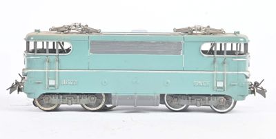 un train bleu sur les rails, sur fond blanc