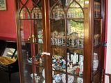 une vitrine en verre dans un coin de la pièce