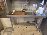 une cuisine avec un évier et un comptoir