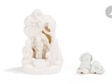une petite figurine représentant un chien et un chat sur un fond blanc