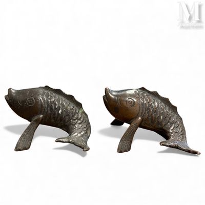 JAPON Deux petites carpes en bronze à patine brune et grise.