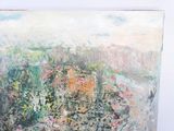 une peinture sur le mur d'un bâtiment avec une horloge dessus