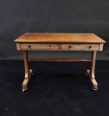 un bureau en bois avec deux tiroirs et un tiroir en dessous