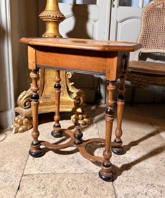 une petite table sur laquelle est posée une lampe