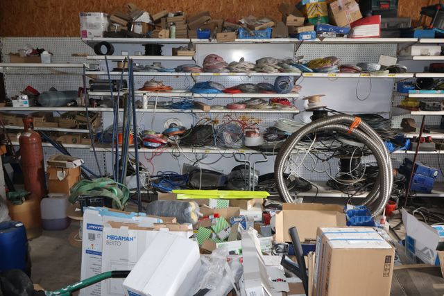 Stock d’accessoires électriques et accessoires de plomberie et ch...