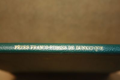 un gros plan d'un crayon vert sur lequel figure une inscription