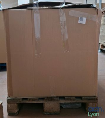 un grand carton posé sur une palette dans un entrepôt