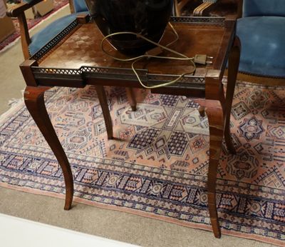 une table sur laquelle se trouve un vase, avec une chaise à l'arrière-plan