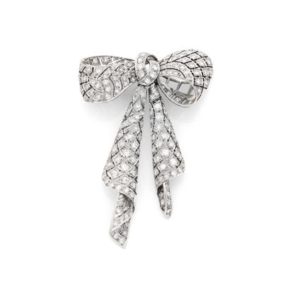 une image représentant une broche en forme de nœud en diamant sur fond blanc