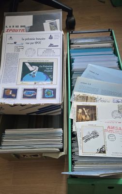 beaucoup de papiers dans une boîte verte posée par terre
