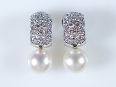 paire de boucles d'oreilles en perles et diamants sur fond blanc