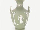 un vase vert sur lequel est représentée une femme