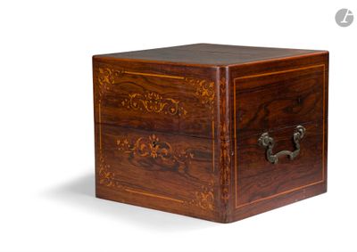 une petite boîte en bois munie d'une poignée