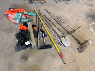 un grand nombre d'outils posés à même le sol